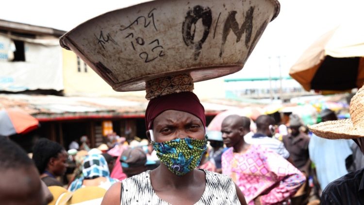 Une femme sur un marché alimentaire à Lagos la capitale du Nigeria, le 4 mai 2020.