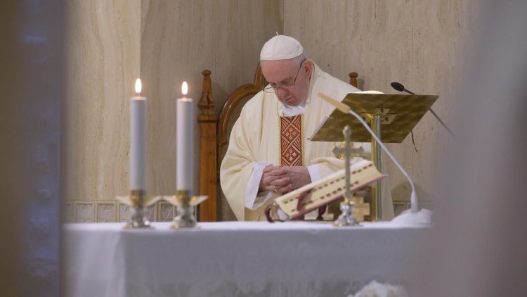 Pápež František pri slávení Eucharistie v kaplnke Domu sv. Marty, v stredu 6. mája