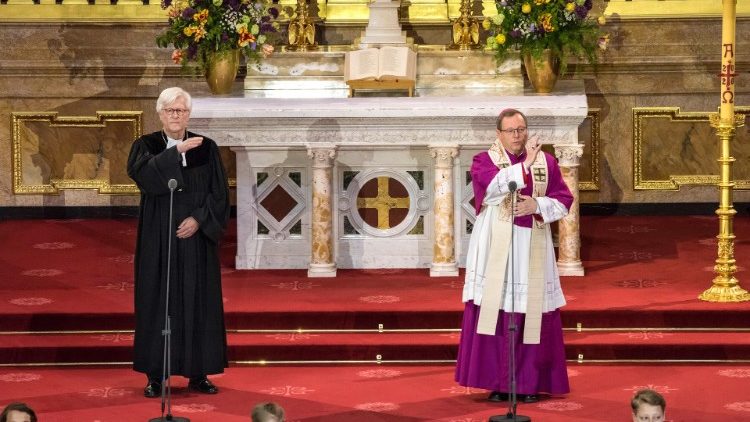 Un évêque protestant et un évêque catholique bénissent l'assemblée lors d'une célébration oecuménique organisée à la cathédrale de Berlin le 8 mai 2020, à l'occasion du 75e anniversaire de la fin de la Seconde guerre mondiale.