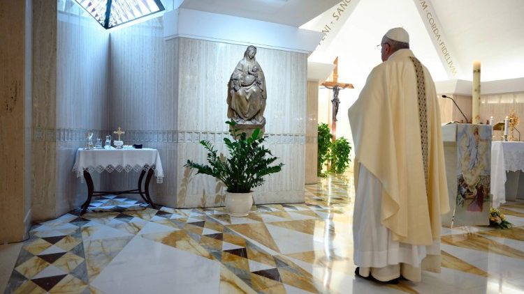 Pápež František na záver slávenia Eucharistie v kaplnke Domu sv. Marty, v stredu 13. mája 2020
