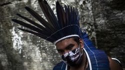 Un indigène de la tribu Sateré-Mawé travailant avec un masque à Manaus, en Amazonie brésilienne, le 13 mai 2020.