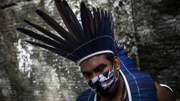 Indígena de la Amazonía con mascarilla.  (ANSA) 
