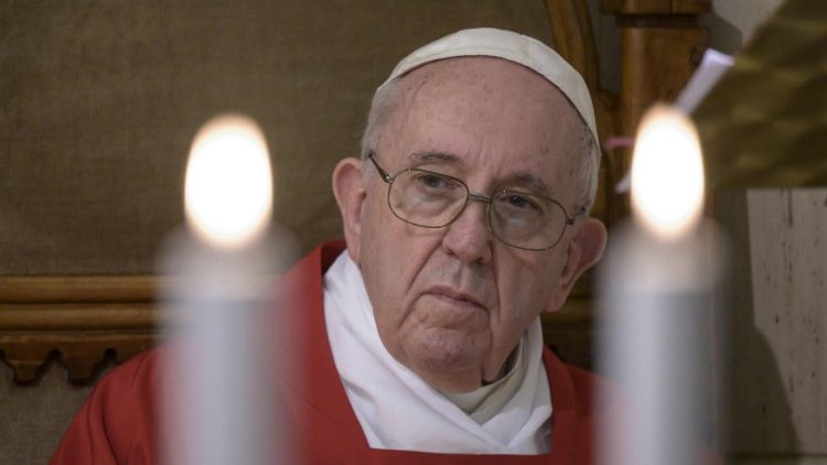 Ferenc pápa a Szent Márta-ház kápolnájában imádkozik