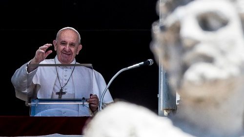 Ángelus del Papa: "Jesús enseña a vivir en la lógica de Dios, hacerse cargo del otro"