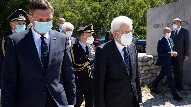 Il presidente italiano Sergio Mattarella e quello sloveno Borut Pahor nel 2020  alla commemorazione presso la foiba di Basovizza, vicino Trieste