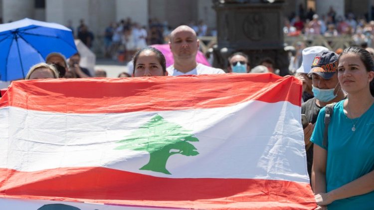 バチカンで行われた日曜正午の集いで、レバノン国旗を掲げる人々　2020年8月9日