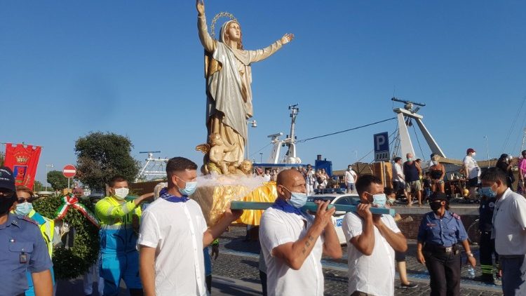 Ferragosto:in 2mila a Processione a mare a Fiumicino