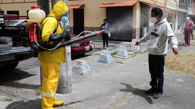 厄瓜多爾在新冠疫情期間作公共消毒