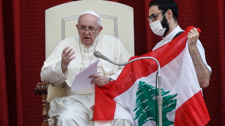 Paavi piteli Libanonin lippua 2.9.2020 