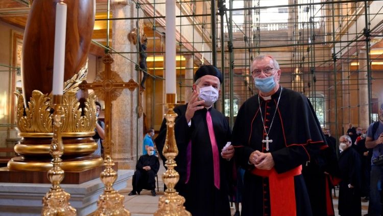 Kardinal Parolin besöker den maronitiska sankt Georg-katedralen i Beirut som skadades vid explosionen 4 augusti