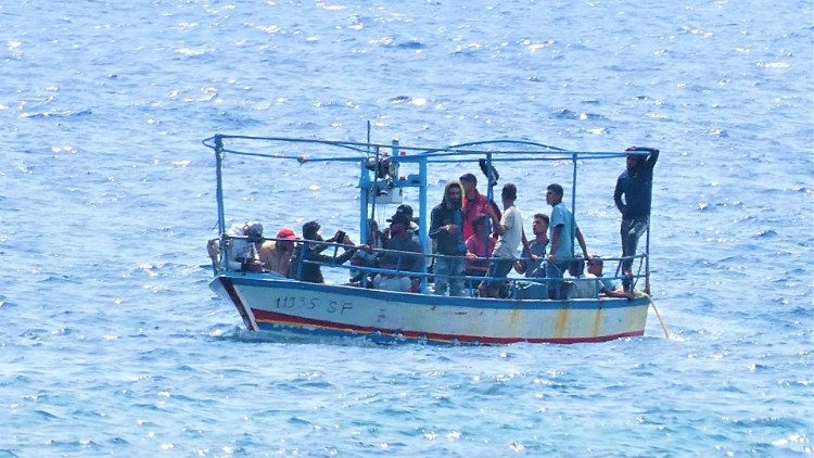Båt med migranter på väg mot den italienska ön Lampedusa