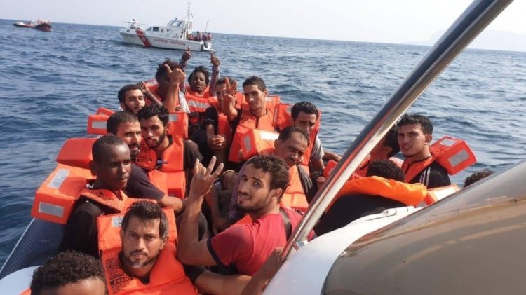 Migranci przedzierający się do Europy przez Morze Śródziemne