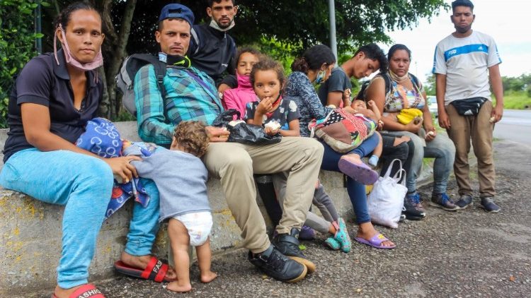 Familiares de migrantes venezolanos descansan en una acera cargados de maletas y bolsas en San Cristóbal, estado de Táchira, Venezuela. Foto de octubre 2020
