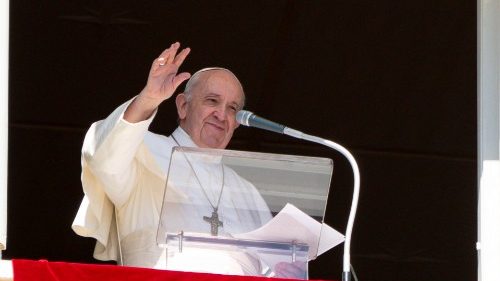 Pope at Angelus: love of God and neighbour fundamental to Christian life