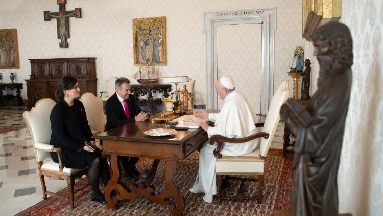 अंतरराष्ट्रीय आयोग के अध्यक्ष पीटर मौरेर से मुलाकात करते संत पापा फ्राँसिस