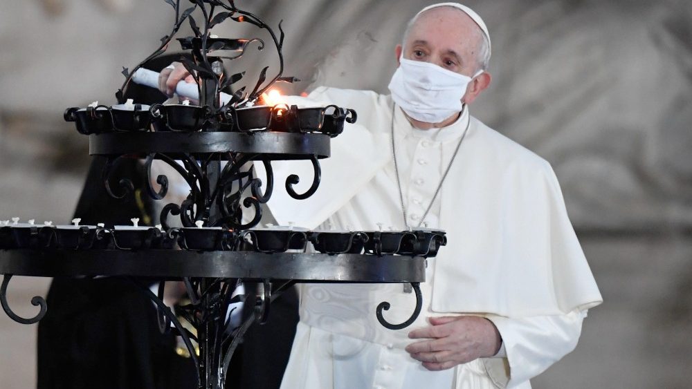 Il Papa accende il candelabro della pace in piazza del Campidoglio