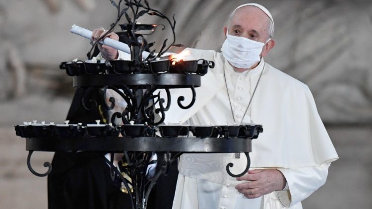 Bei einem interreligiösen Friedensgebet trat der Papst unlängst erstmals öffentlich mit Maske auf