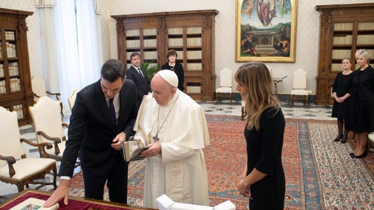 संत पापा फ्राँसिस स्पेन के प्रधान मंत्री पेड्रो सान्चेज और उनकी पत्नी बेगोना गोमेज
