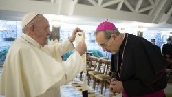 La remise du pallium à Mgr Pizzaballa par le Pape François, le 28 octobre 2020 en la chapelle de la Maison Sainte-Marthe.