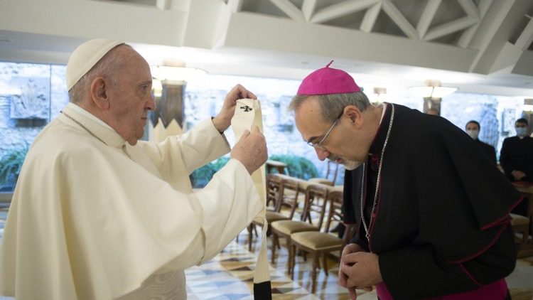 Påven Franciskus lägger palliet på patriark Pizzaballas axlar