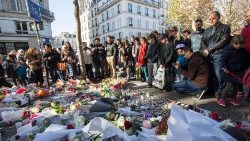 Dès le lendemain du 13 novembre 2015, de nombreux Parisiens s'étaient recueillis sur les lieux des attentats