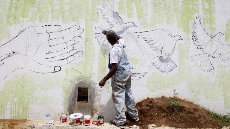 Un artiste dessine une fresque pour la paix à Bingerville, en Côte d'Ivoire, le 7 novembre 2020.