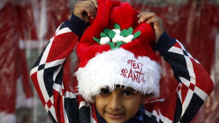 Junge mit Weihnachtsmann-Mätze in Islamabad am 2. Dezember