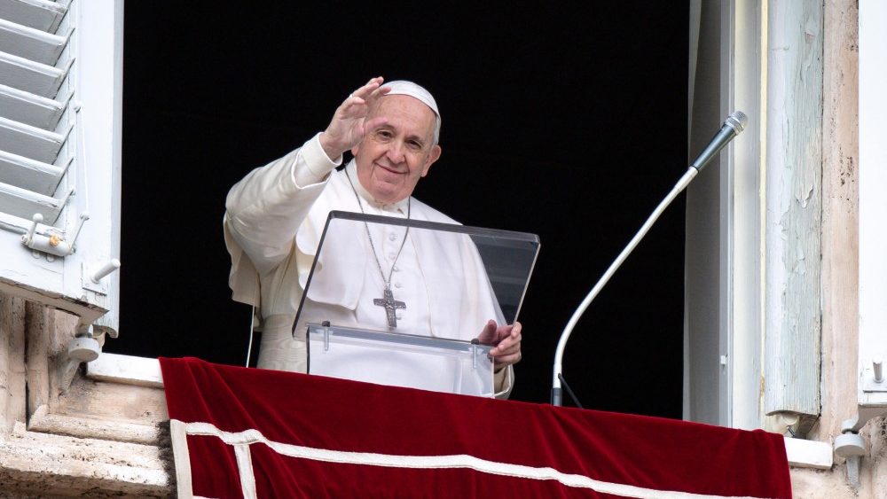 Le Pape François à la fenêtre du Palais apostolique, lors de l'angélus du dimanche 13 décembre 2020. 