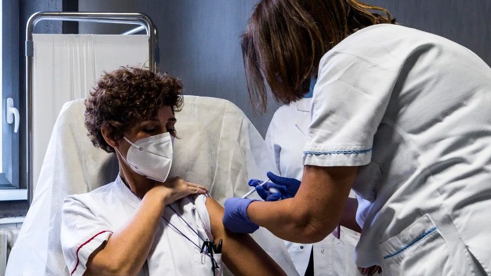 Personal sanitario de Roma inicia ya a vacunarse contra el COVID.