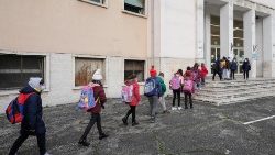 Minori all'ingresso di una scuola italiana