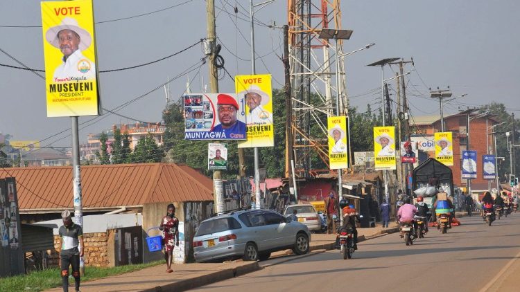 À Kampala, le 13 janvier 2021, des affiches à l'effigie du président sortant. 