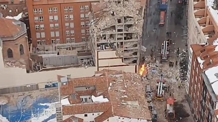 Místo výbuchu v madridském centru, vlevo kostel Panny Marie