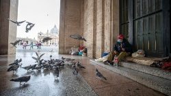 бездомни около колонадите на базилиса Свети Петър в Рим