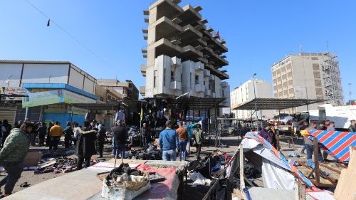  El lugar de la segunda explosión en un mercado de ropa usada del centro de Bagdad, Irak, 21 de enero de 2021. 