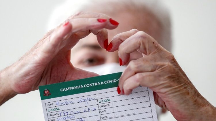 Ältere Dame in Brasilien nach ihrer Impfung im Januar dieses Jahres