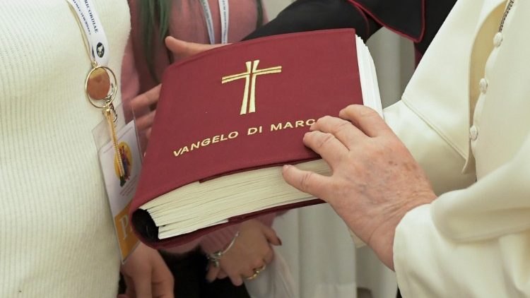 El Papa ofrece la Biblia a algunos fieles durante el pasado Domingo de la Palabra