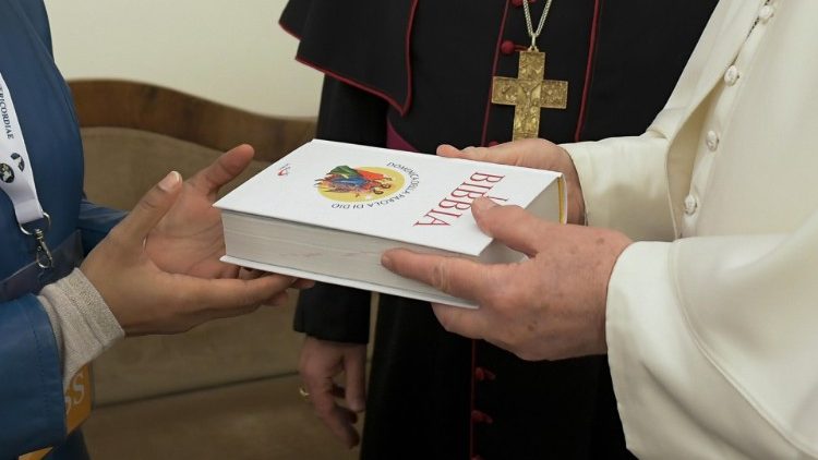 Ferenc pápa átadja az erre az alkalomra nyomtatott Bibliát Isten népe képviselőinek