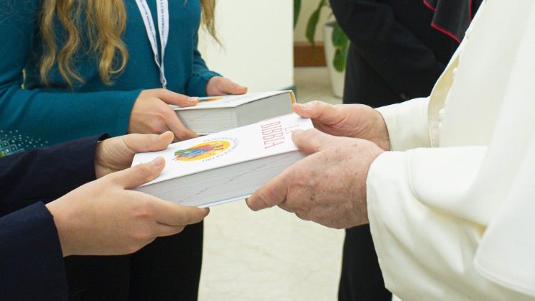 Papa Francisc a oferit credincioșilor o ediție specială a Bibliei.