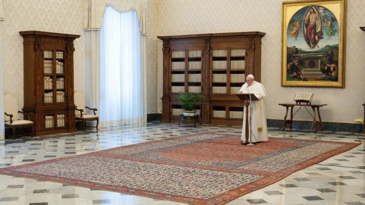 Ferenc pápa a könyvtárteremben tanít  