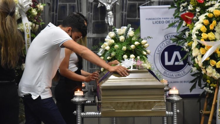 Decenas de personas asistieron al velatorio de los cinco jóvenes estudiantes, tres hombres y dos mujeres, de entre 17 y 18 años, que fueron asesinados el fin de semana mientras se encontraban en una finca de la localidad de Buga, en el suroeste de Colombia. 