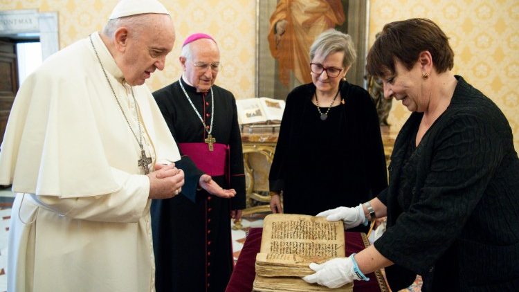 Papa merr Librin Shenjt të Karakosh 