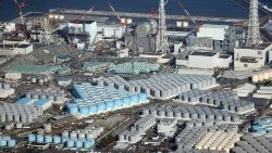 Vue aérienne sur les méga-réservoirs contenant l'eau contaminée utilisée après la catastrophe de Fukushima pour reffroidir les coeurs de réacteur fondus, le 14 février 2021, après un nouveau séisme.