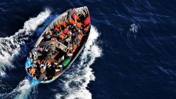 Embarcation de migrants au large de l’île italienne de Lampedusa, le 19 février 2021. 
