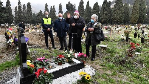 Conmemoración de todos los fieles difuntos: durante noviembre se intensifican las visitas a los cementerios.