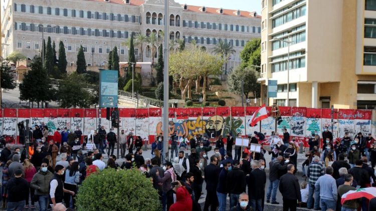 Manifestation contre le gouvernement libanais rue Al-Hamra à Beyrouth devant les bâtiments officiels, le 26 février 2021. 
