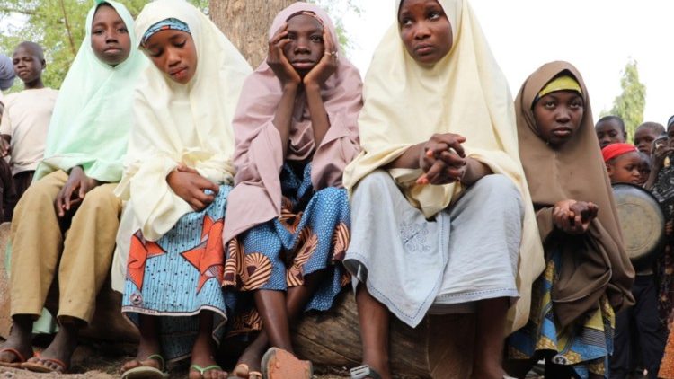 Des lycéennes rescapées attendent leurs parents à l'extérieur de l'école secondaire pour filles de Jangebe, dans l'État de Zamfara, au Nigeria, le 26 février 2021. 