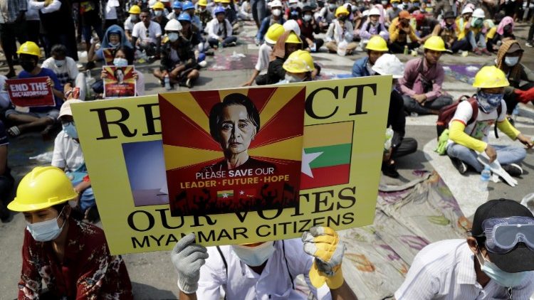 Biểu tình ôn hòa tại Myanmar