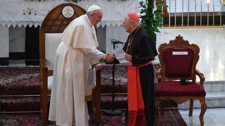Le cardinal Sako, saluant le Pape François le 8 mars dernier à Bagdad.