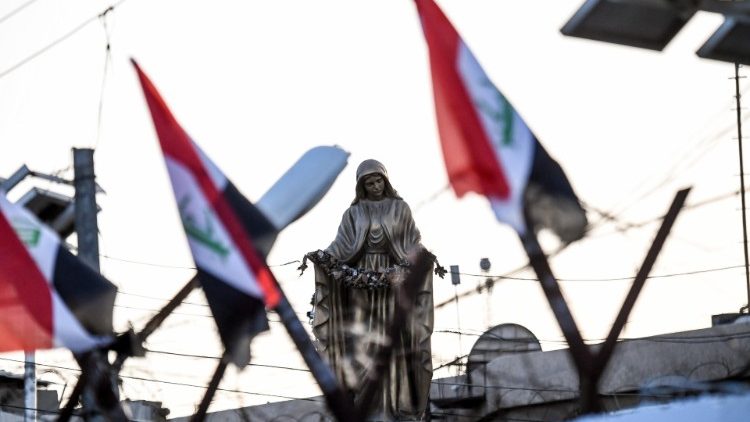 La estatua de la Virgen en el exterior de la Catedral siro-católica Nuestra Señora de la Salvación en Bagdad