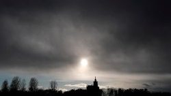 Dunkle Wolken über eine Kirche (Symbolbild)
